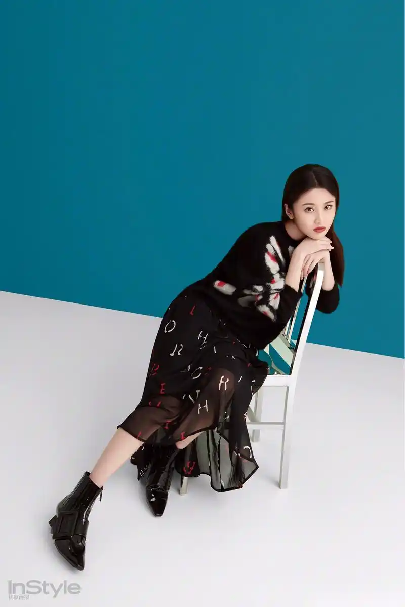 张慧雯最新大片曝光～黑白条纹与拼接撞色大胆融合,多样碎花穿搭诠释