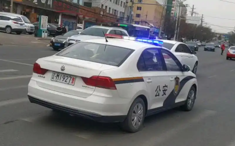 [应急车辆]调兵山市桑塔纳警车使用led高亮度平顶警灯code2响应