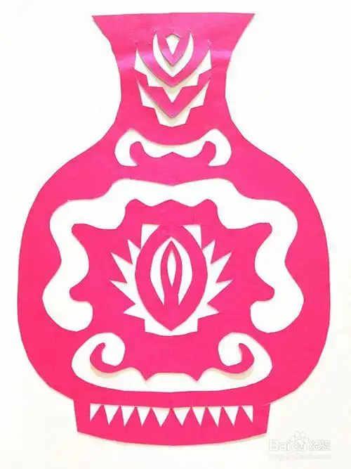 在《花瓶》剪纸教学中欣赏花瓶对称剪纸作品探讨中国陶瓷花瓶的造型