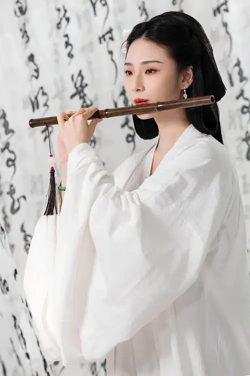 吹笛子的古装女人图片下载