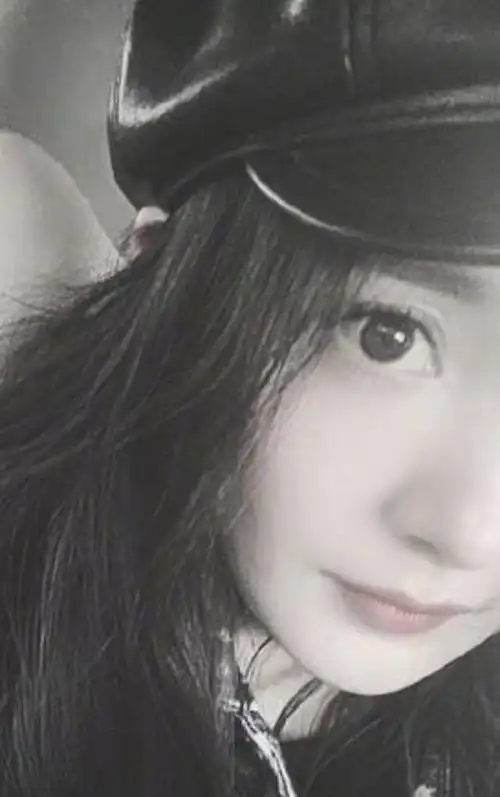 杨幂戴复古贝雷帽自拍露半脸大眼睛深邃迷人