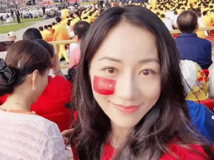 韩雪带爷爷奶奶的照片观礼国庆阅兵,身上奖章成亮点,网友:功臣