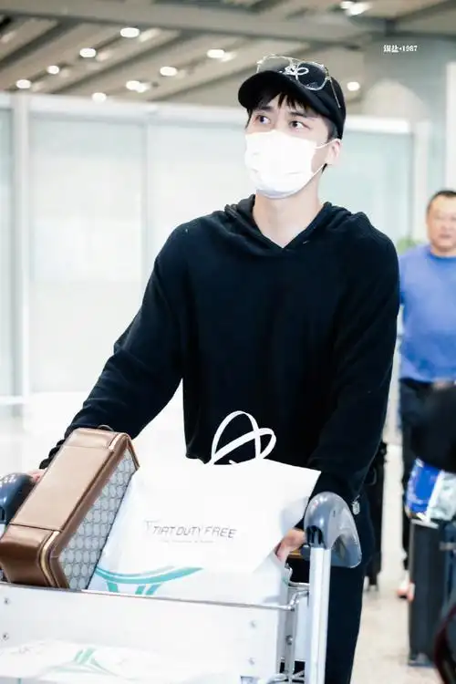 好看的人长得都很高清#嘿嘿嘿这不就来了 最新鲜的素颜大帅哥@李易