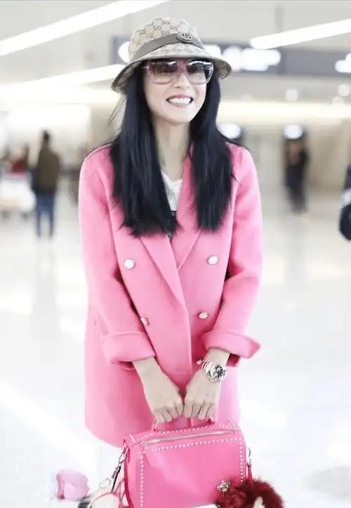 张柏芝的粉色穿搭时尚还显白,衣品很好_服装_款式_裙装