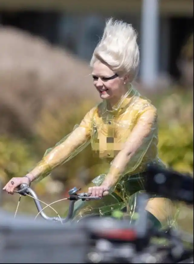 二丫长大了,参演新剧穿透明雨衣骑自行车,让路人目瞪口呆