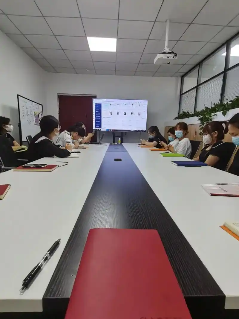 今天财务部开会,新来二胎宝妈出纳,展示了她做的报表,总监看完 - 抖音