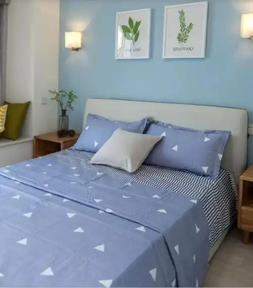 儿童房墙面刷了浅蓝色乳胶漆,还有天空蓝的四件套.