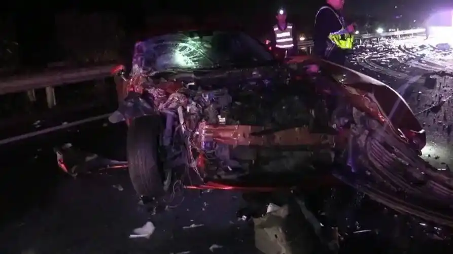 时许,专业人员才将罐体内的乙醇引流完成;10时30分,事故现场清理完毕