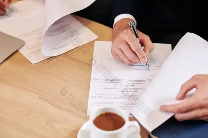签合同的一双手素材免费下载,本次作品主题是摄影图,使用场景是商务