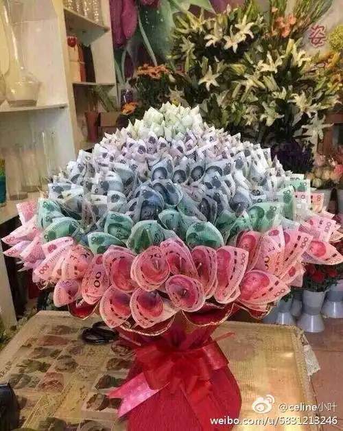 省襄阳市,一家花店情人节推出了"一生一世"玫瑰花盒,售价高达1314元