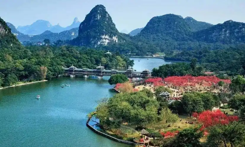 大龙潭风景区位于柳州市区南部,距市中心仅三公里,规划面积约