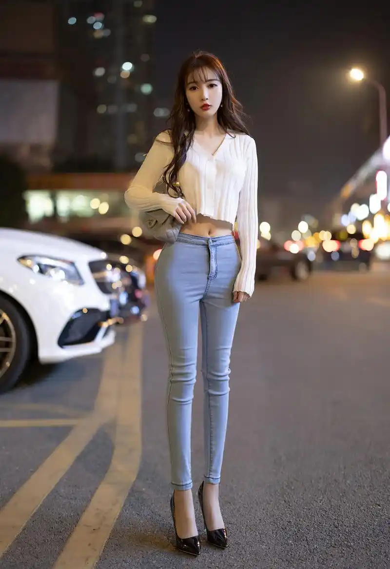 白色针织衫搭配性感紧身牛仔裤,迷人的丽质,曼妙苗条身姿明艳动人