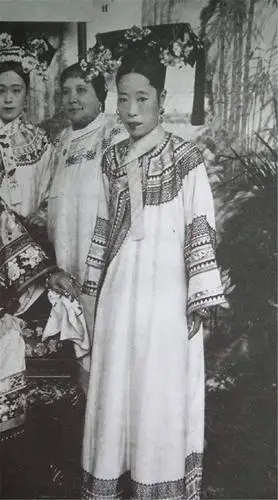 光绪皇帝一生明媒正娶的只有三个后妃,一位是隆裕皇后