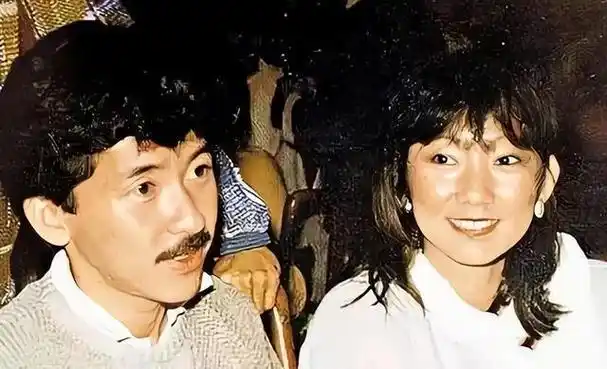 林子祥对前妻这一搂,戳穿了叶倩文的尴尬,梁洛施的话有人信了