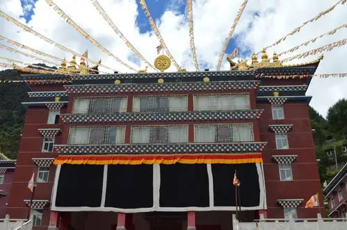 位于四川省阿坝州金川县俄热乡腾洛沟嘎斯都(意,白色的高山)村,距离乡