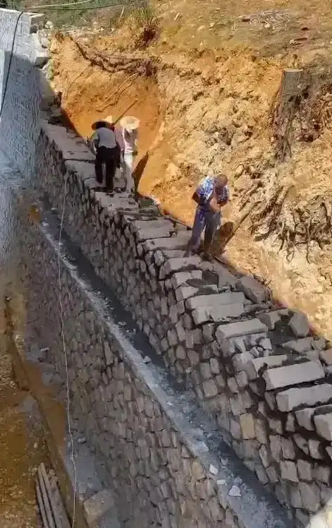 毛石材料请看下方实景照片具体不同挡土墙的