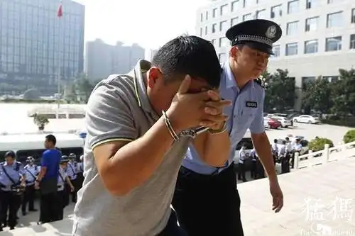 郑州警察奔赴开封抓捕老赖,现场堪比"警匪片"