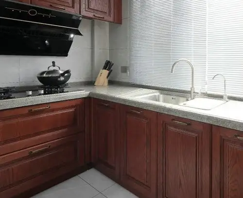 厨房红棕色橱柜门板配什么颜色台面 印度红色大理石灶台配什么色门