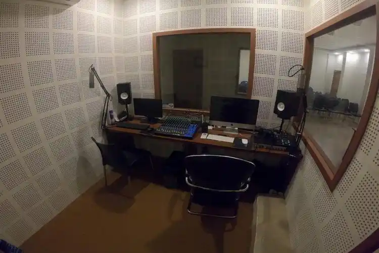 我先回答手机上的吧,下载一个音乐狂就可以下载免费的音乐了.