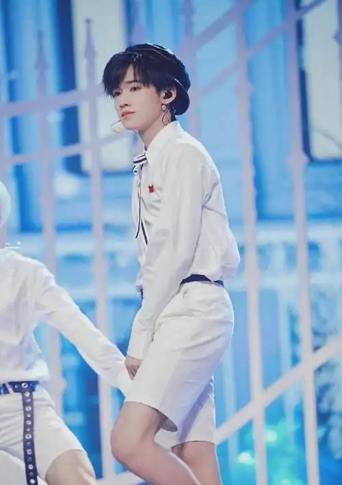 宋亚轩短裤少年感新照