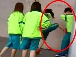 女生猛踢男生要害