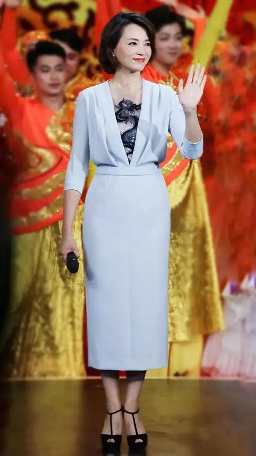 董卿气质感厉害,穿淡蓝色深v领连衣裙大方优雅,不愧是著名主持