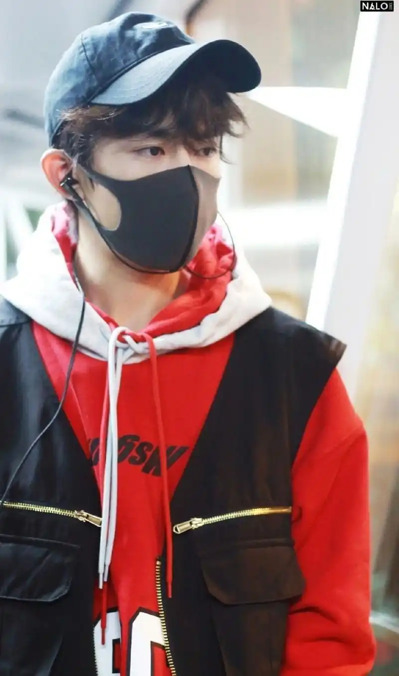 tfboys分享200428易烊千玺红色卫衣小合集期待明天朋友请听好