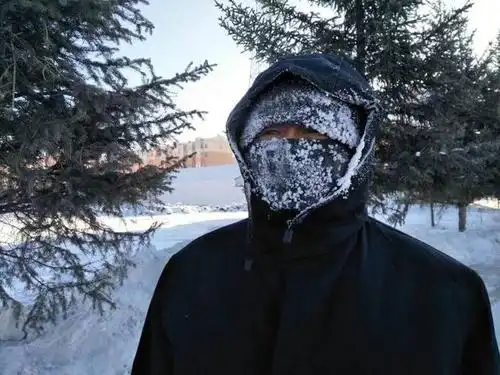 极寒天气里出行的人们脸上挂满了冰霜,可见寒冷程度