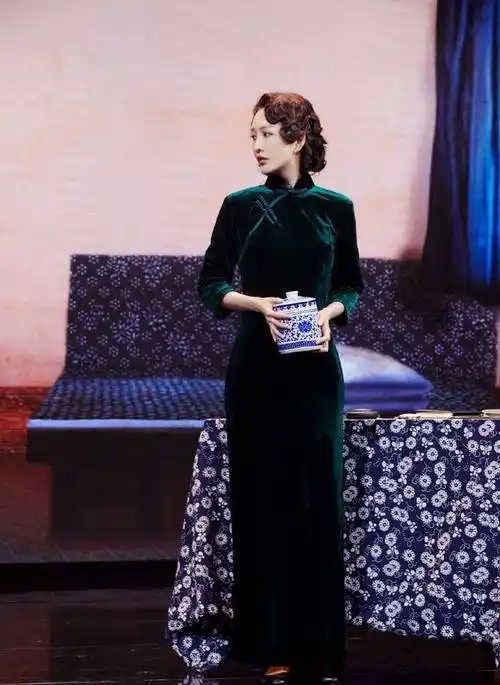 又被王鸥惊艳到了,穿"旗袍和卷发"扮民国特工,优雅妩媚曲线美_时尚