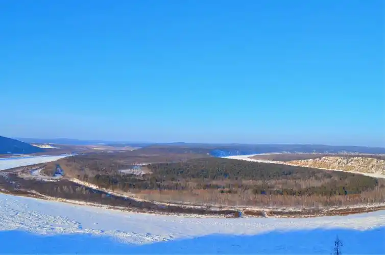 沿着内外兴安岭交界处的低谷一路东流150公里后在一个叫红旗岭的地