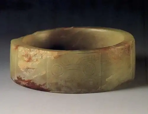 1977年吴县张陵山出土,琮上纹饰为目前所见最早兽面纹