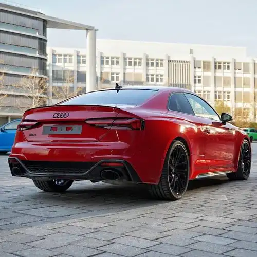 奥迪rs 5 coupe红色的外观风格非常帅气