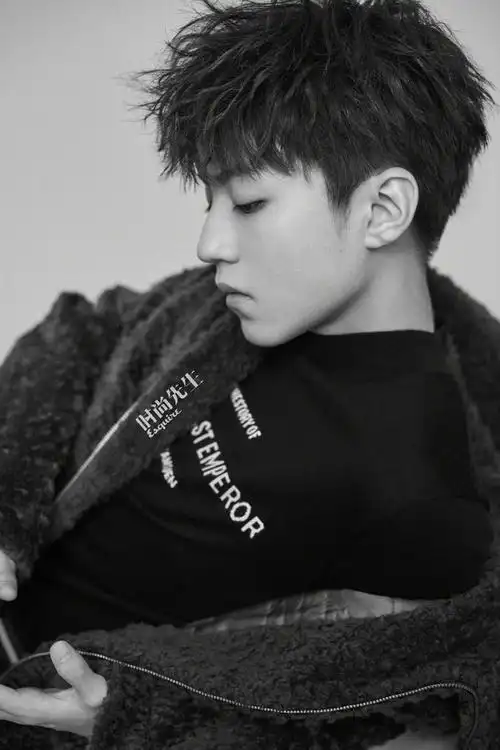 王俊凯全新时尚先生杂志大片来袭!鲜活炫彩少年展示玩酷新态度!