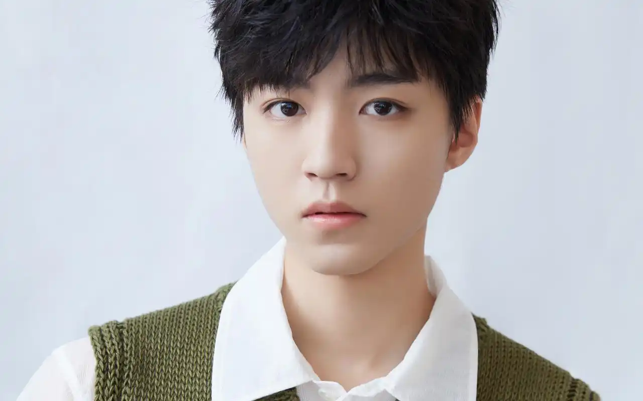 王俊凯清爽帅气图片桌面壁纸