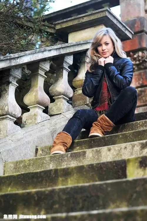 台阶上的皮衣美女图片,台阶,皮衣,美女,女人,女性,外国人物,欧美女人