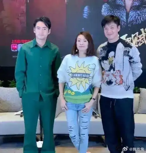 装萌只服章子怡!周一围对她一脸欣赏,感觉两个人的关系肯定很不错