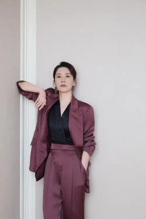 海清发布一组ol风干练写真变身职场丽人显强大气场