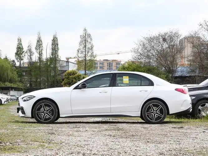 大连>北京奔驰>奔驰c级>2023款改款c260l皓夜运动版>北极白>车身外观>