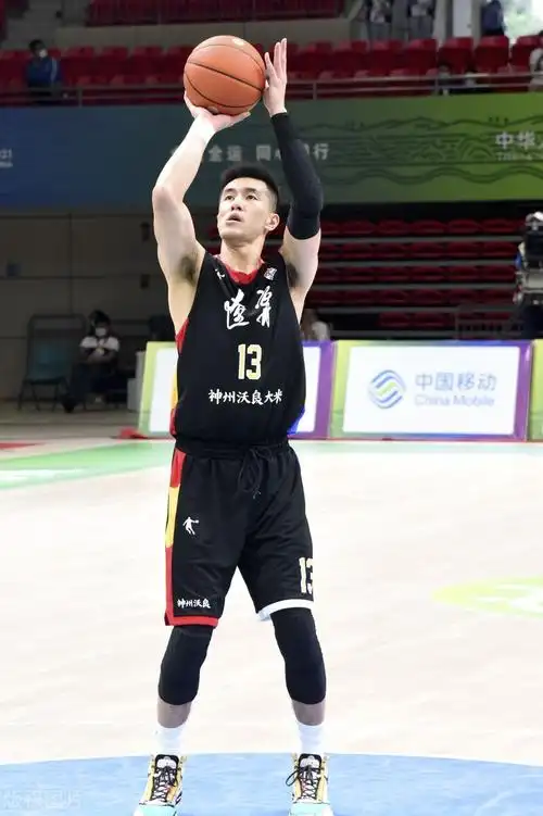 比赛中的郭艾伦