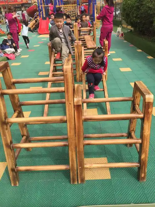 【太航幼儿园大四班有趣的平衡木】