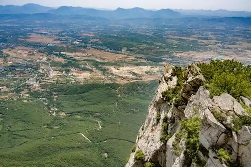 山势险峻,立如斧劈.