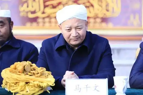 副部长,县民宗局局长马少青宣读了街子清真大寺第14届教长任职的批复