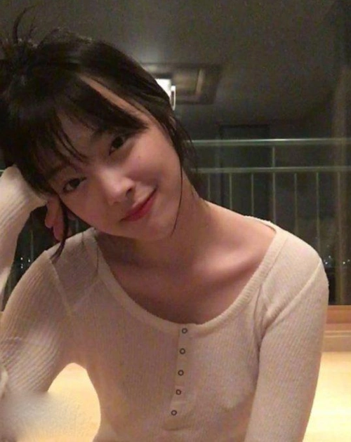 雪莉晒自拍又没穿内衣 要放飞自我!