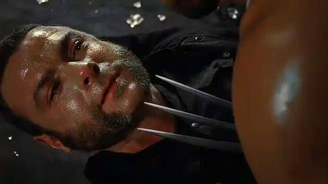 金刚狼:剑齿虎劝弟弟干掉自己,女友却狼叔住手,这都是啥事啊!