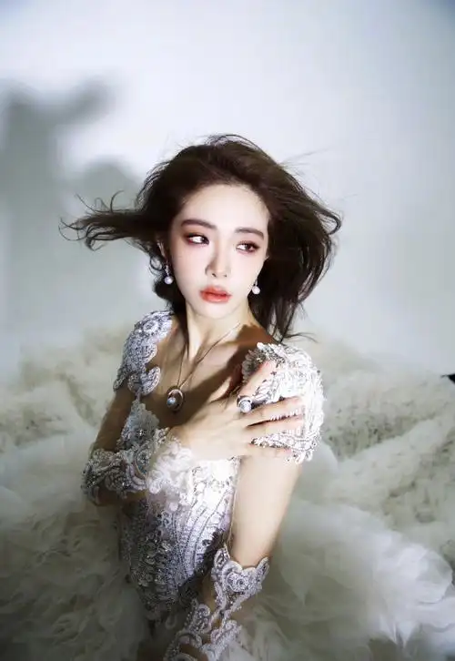 喻言在逃公主##喻言白色宫廷风蓬蓬裙