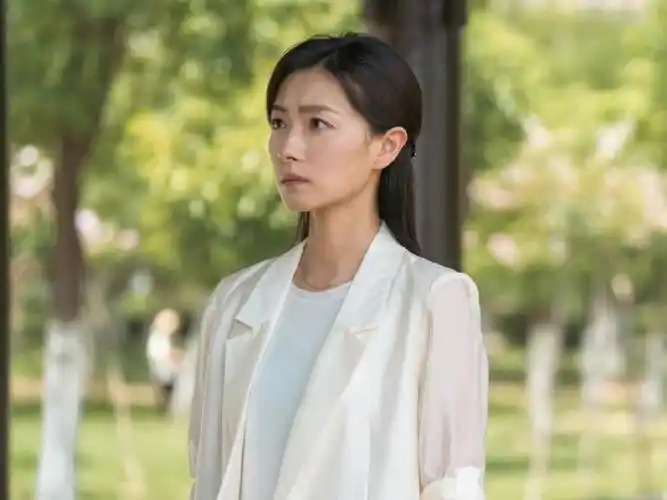 万茜和胡歌在剧中有非常多的对手戏,二人饰演的角色是一对夫妻,他们