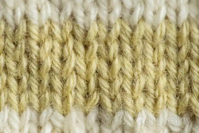 美丽的特写镜头的手温暖和柔软羊毛针织物的模式.