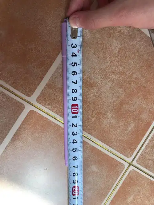 这张图是我在量这支黑笔的实际长度,从图可知,这只黑笔的长度是17厘米