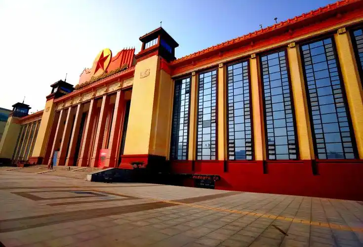 打卡南昌八一广场的江西省美术馆