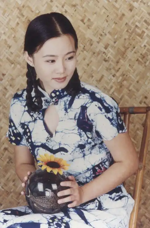 龚琳娜年轻时候的照片 龚琳娜是歌唱家艺术家吗